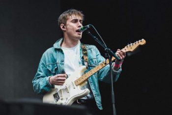 Feest in De Schuur met Sam Fender